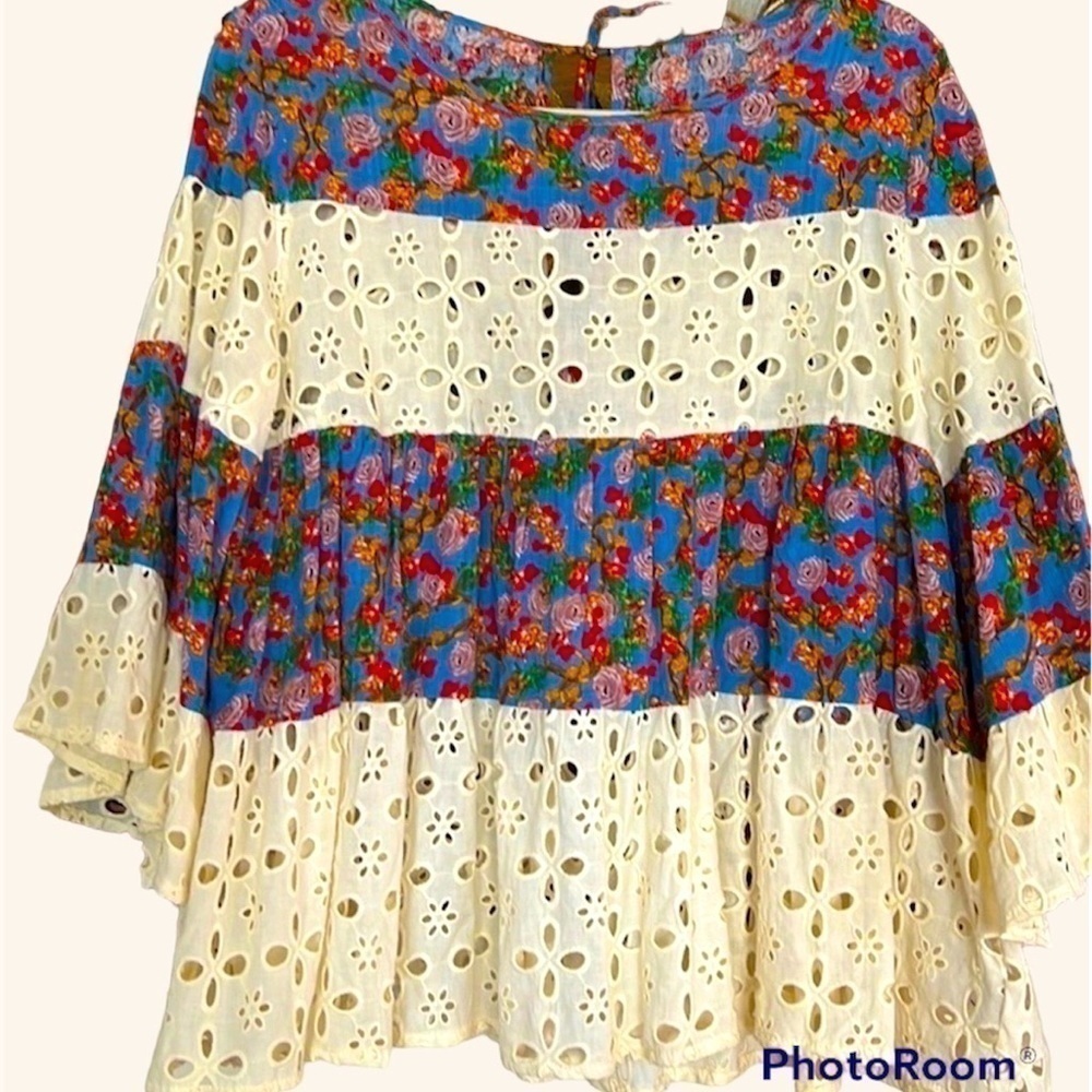 BOUTIQUE Blue/Red/Tan Floral Blouse w/Eyelet Tiers,Size Large, EUC.